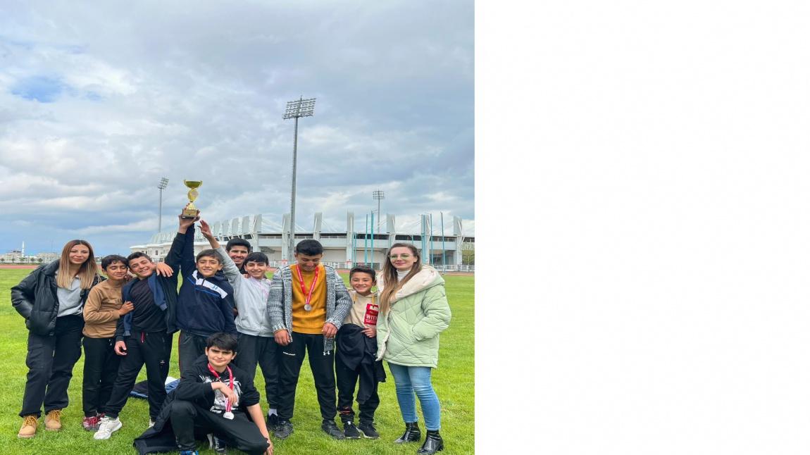 Okul sporları kapsamında yapılan Atletizm yarışlarında kupaları ve madalyaları toplama devam